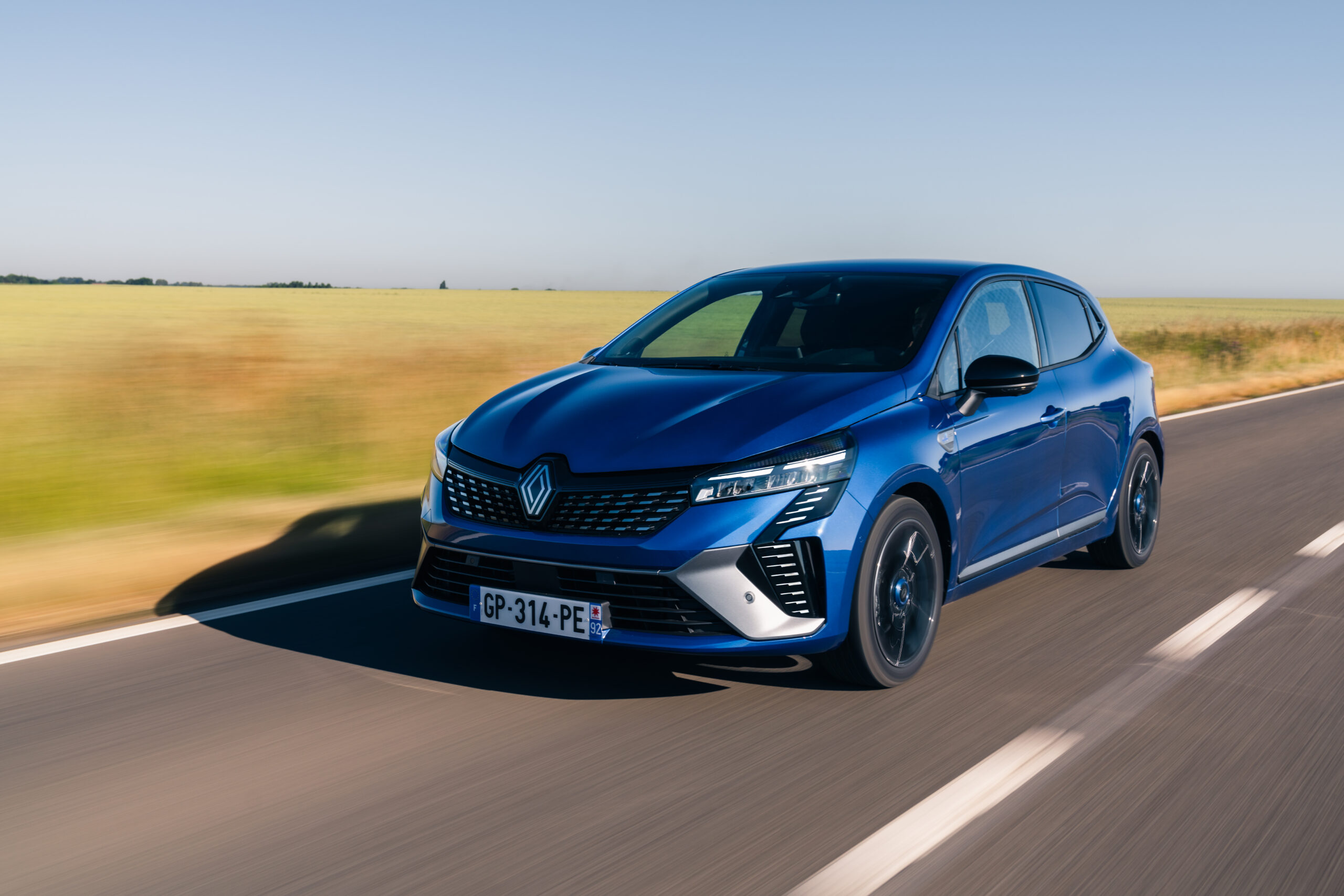 Renault, zirvenin tek sahibi olmaya devam ediyor