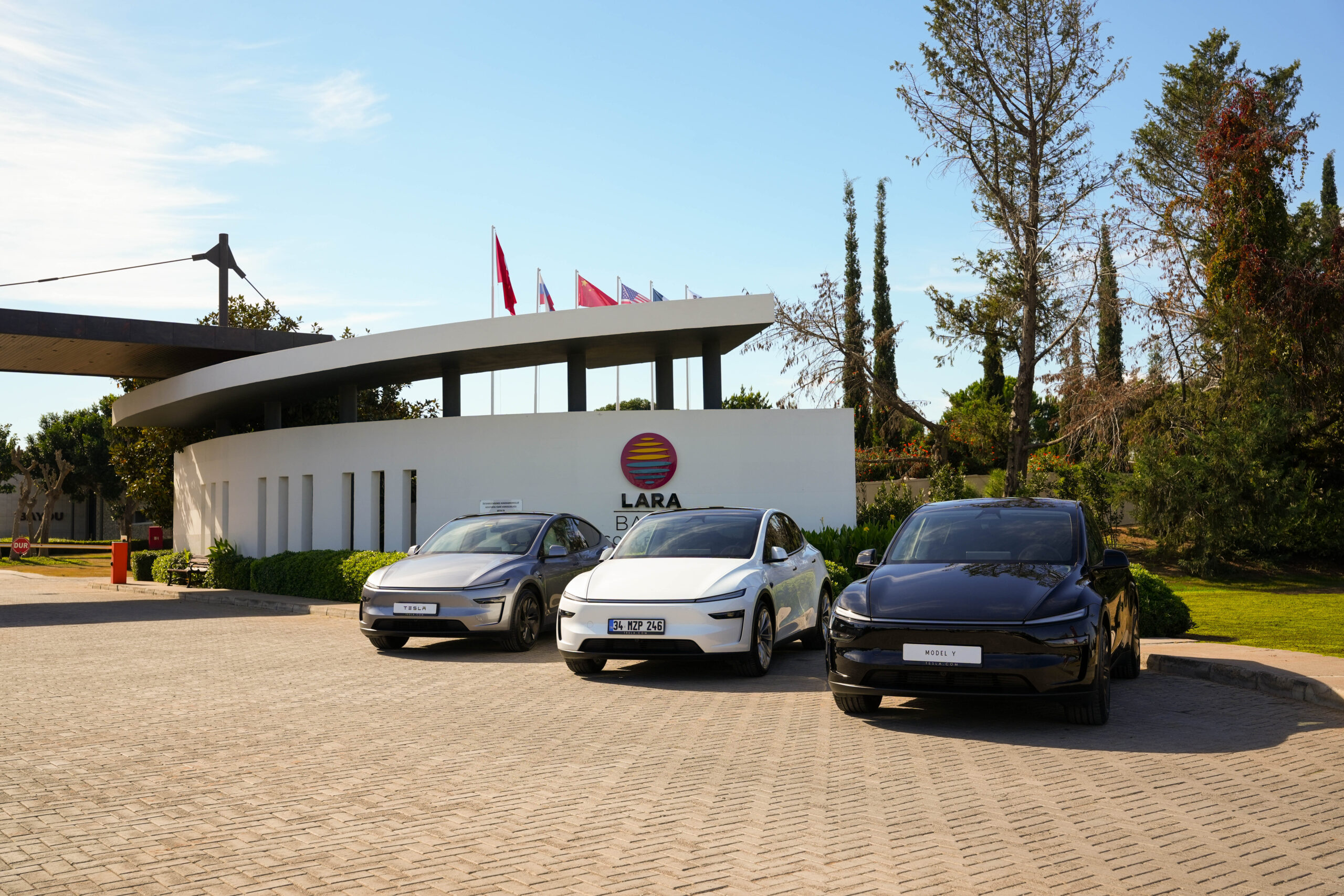 Yeni Tesla Model Y,  Lara Barut Collection’da tanıtıldı