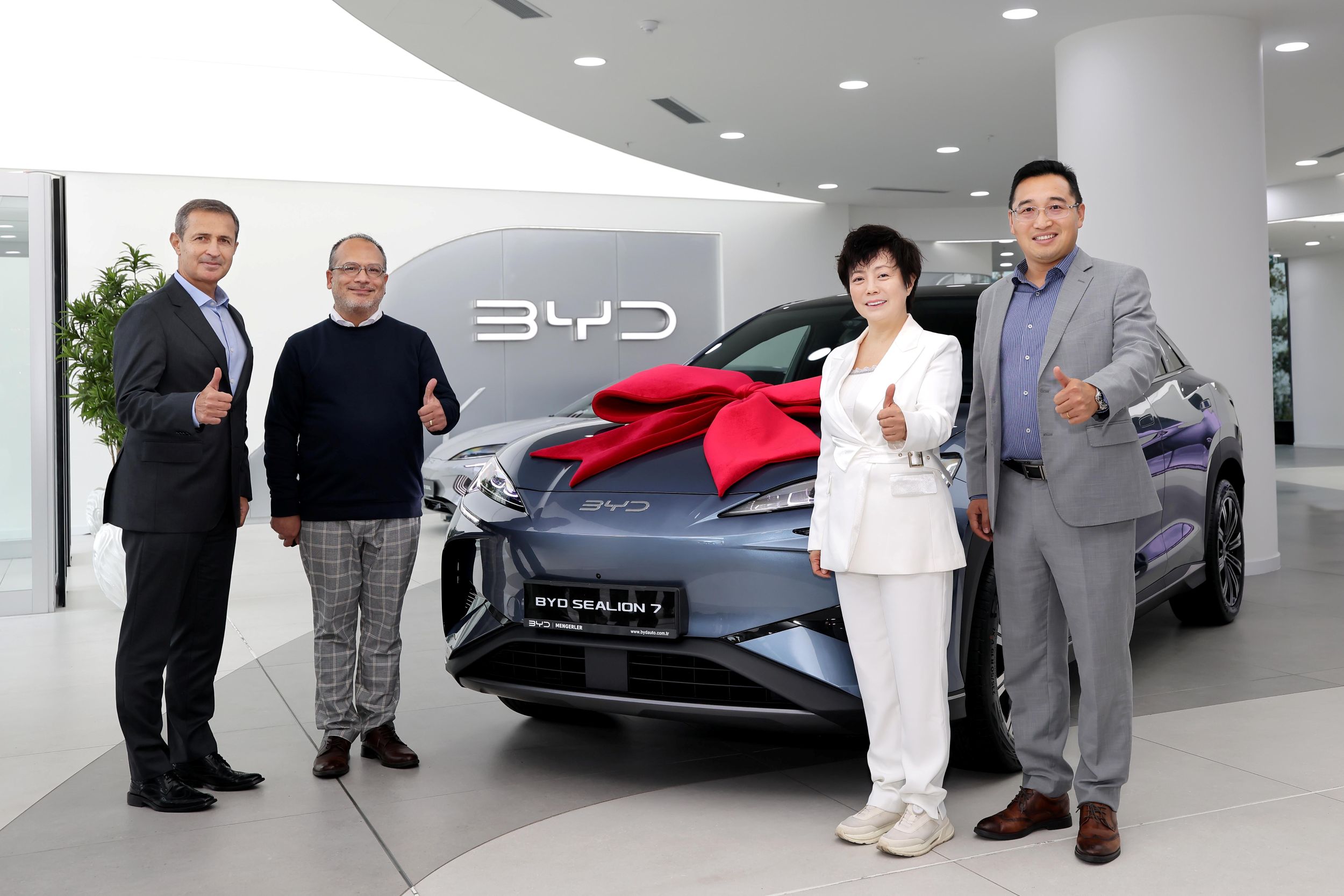 BYD Başkan Yardımcısı Stella Li, Türkiye’de ilk SEALION 7 teslimatını gerçekleştirdi