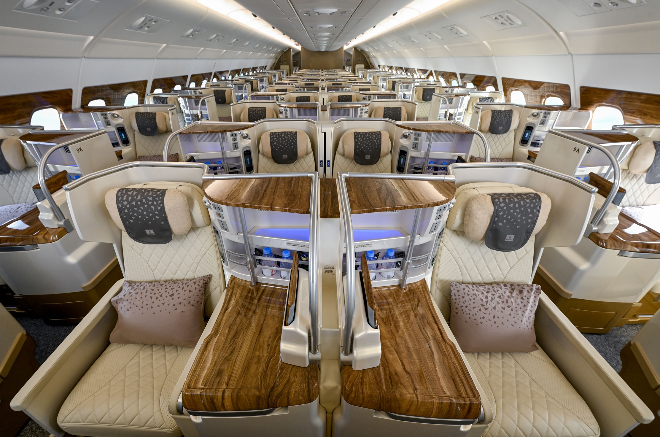 Emirates, yenilenen ilk A380 uçağını hizmete aldı